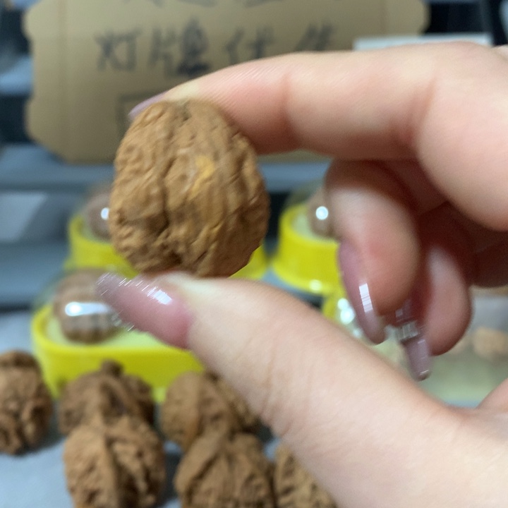 鸿***文玩核桃吊坠异形单只，有瑕疵