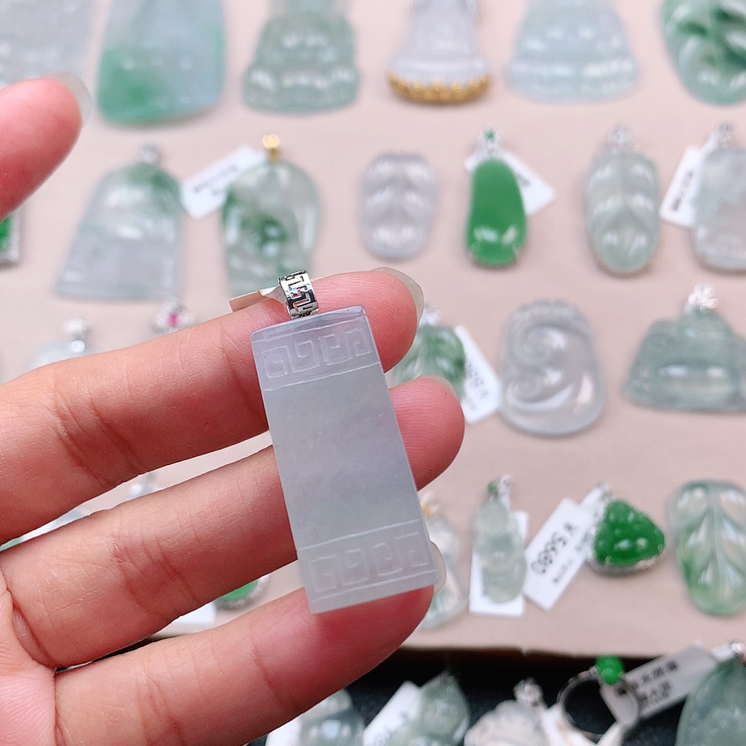 翡翠颈饰18K金镶嵌平安无事牌