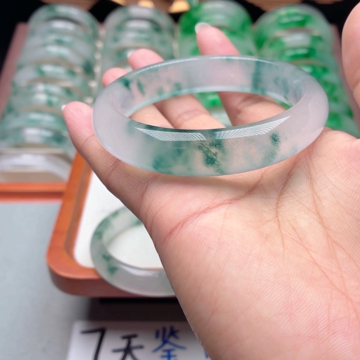 ****࿐石英质玉未镶嵌手镯