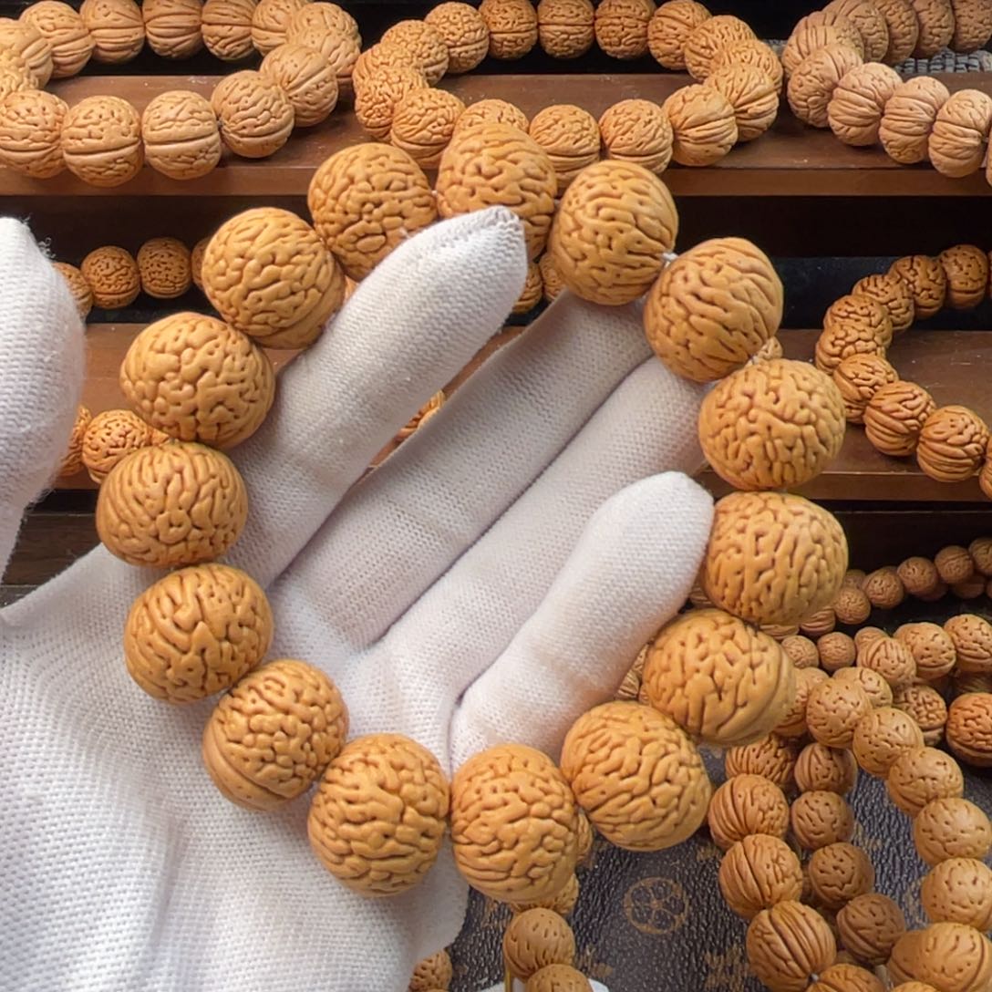 旭***业桃核吊坠大白月光