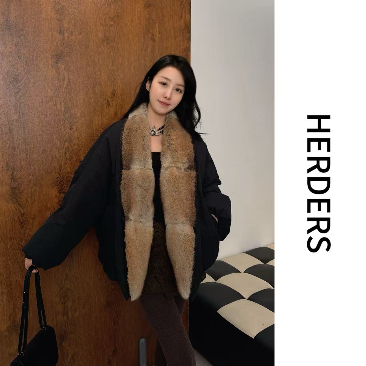 HERDERS “时髦精”短款青根貂V领设计师造型款鹅绒服 257166