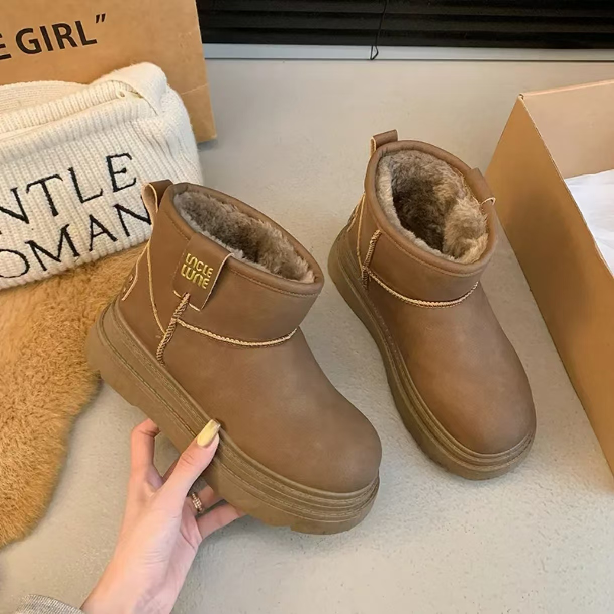 668皮面雪地靴女秋冬快款厚底增高加绒短靴