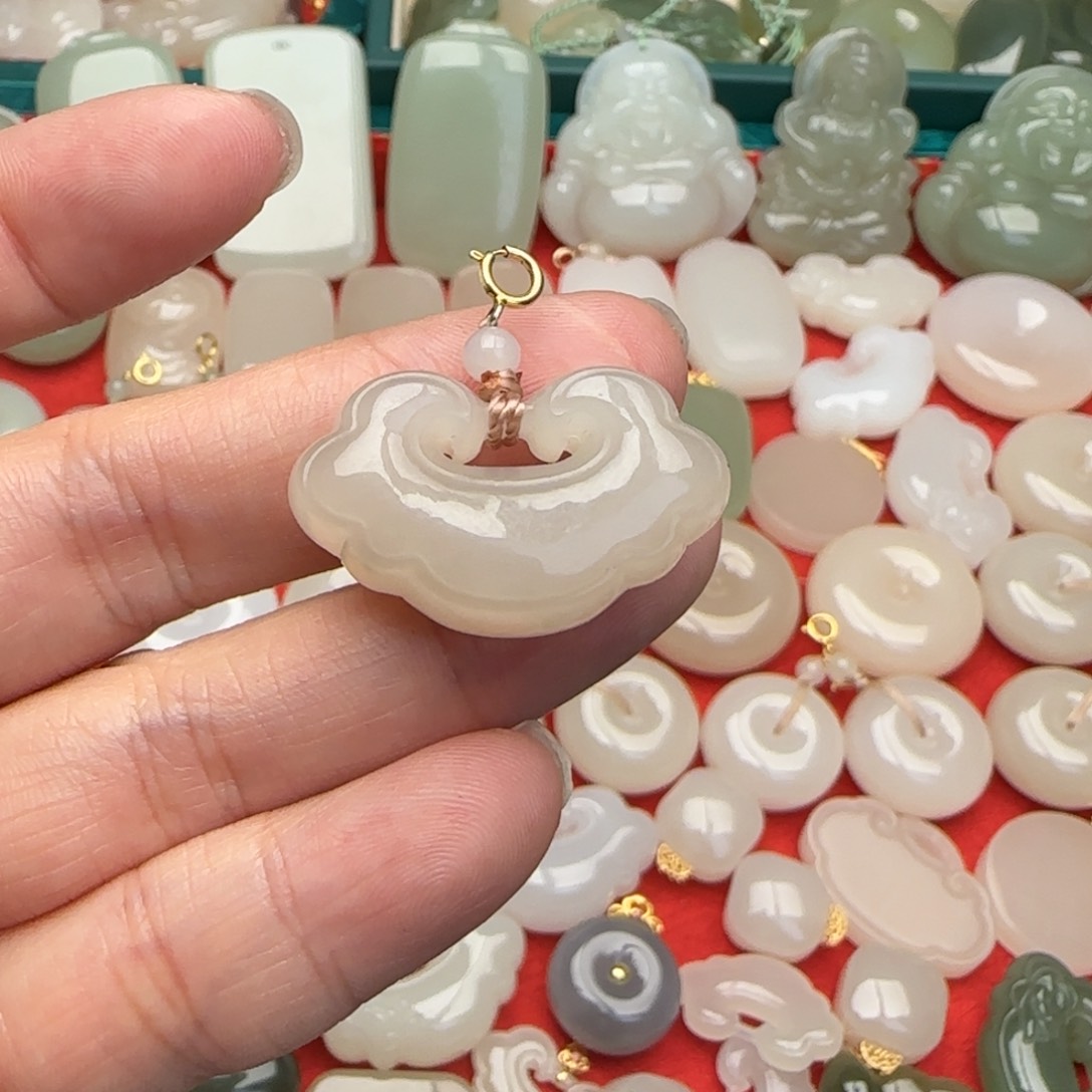 和田玉未镶嵌颈饰没****?