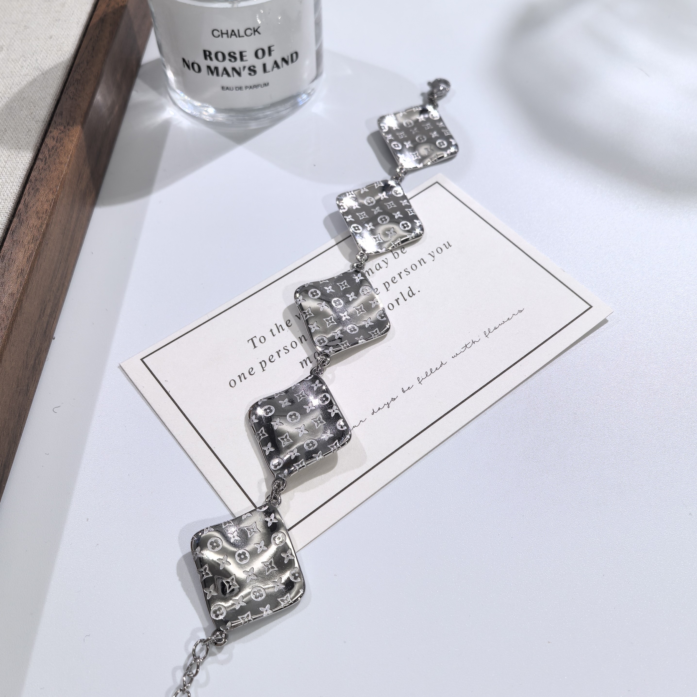 钛钢手链 05248小众设计蛇年新款钛钢不掉色立体感尖花圆花手链