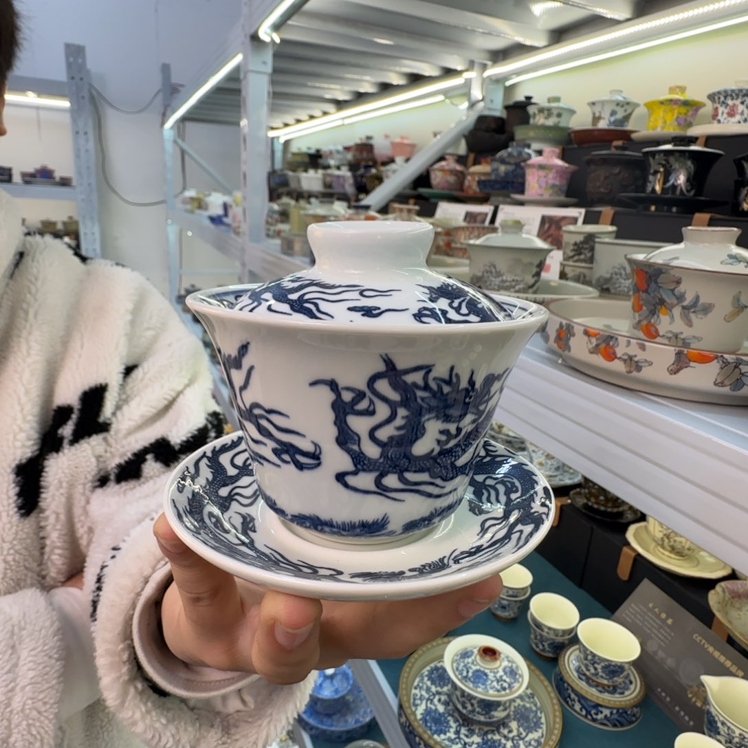 这些盖碗很漂亮我很喜欢！！