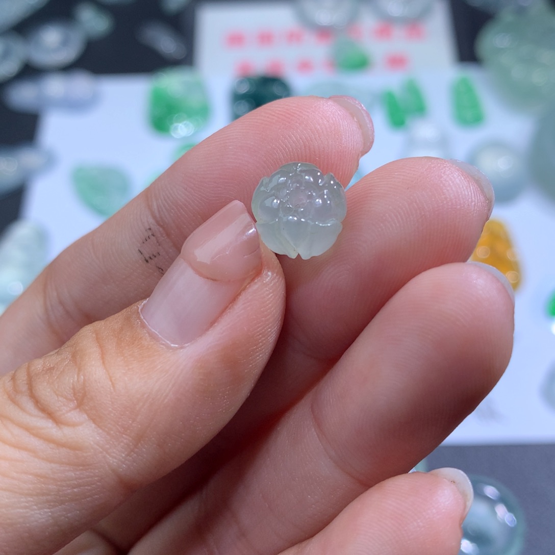 翡翠颈饰未镶嵌莲花珠