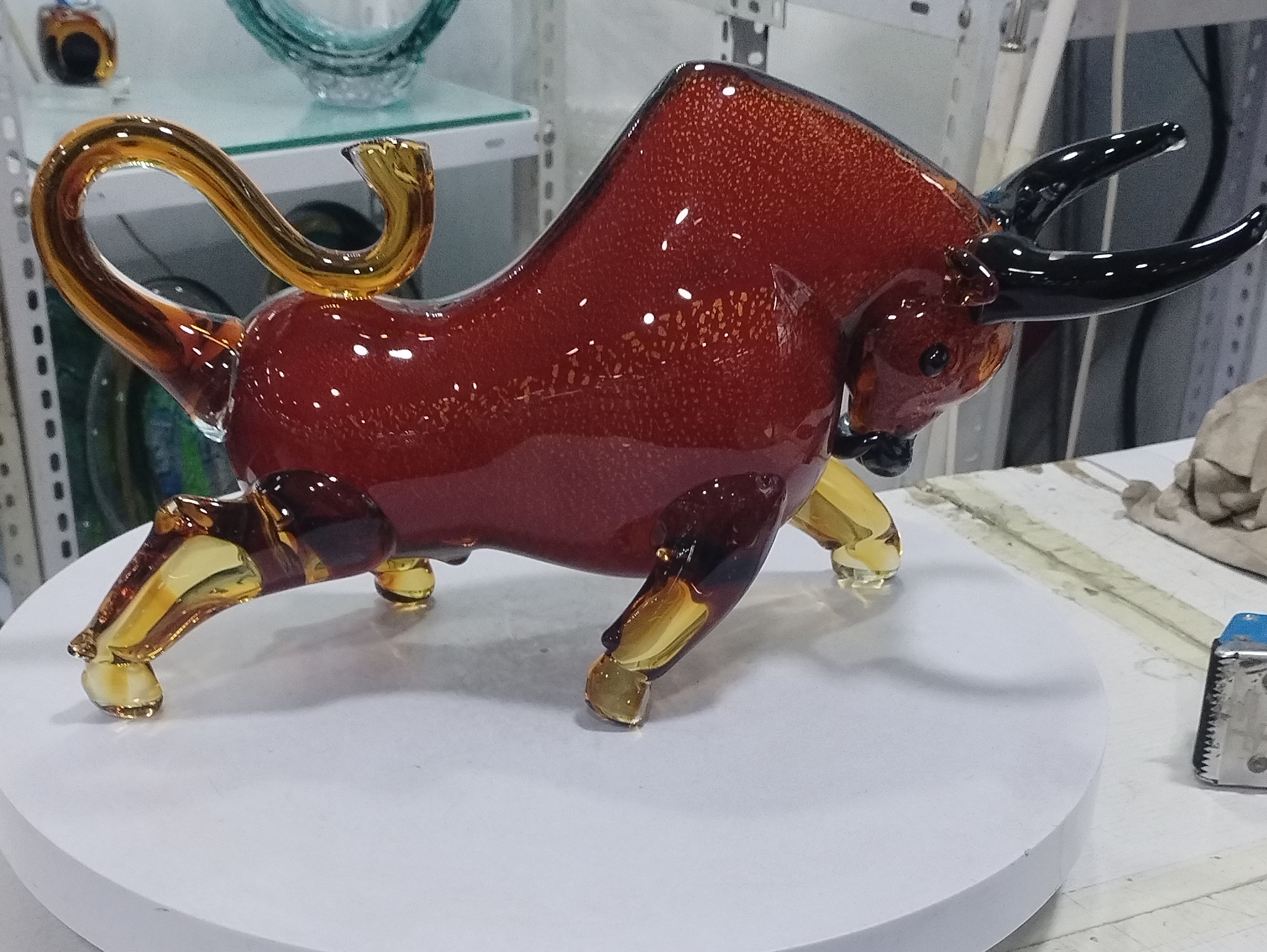 手工琉璃中国红2号大红牛桌面摆件工艺品