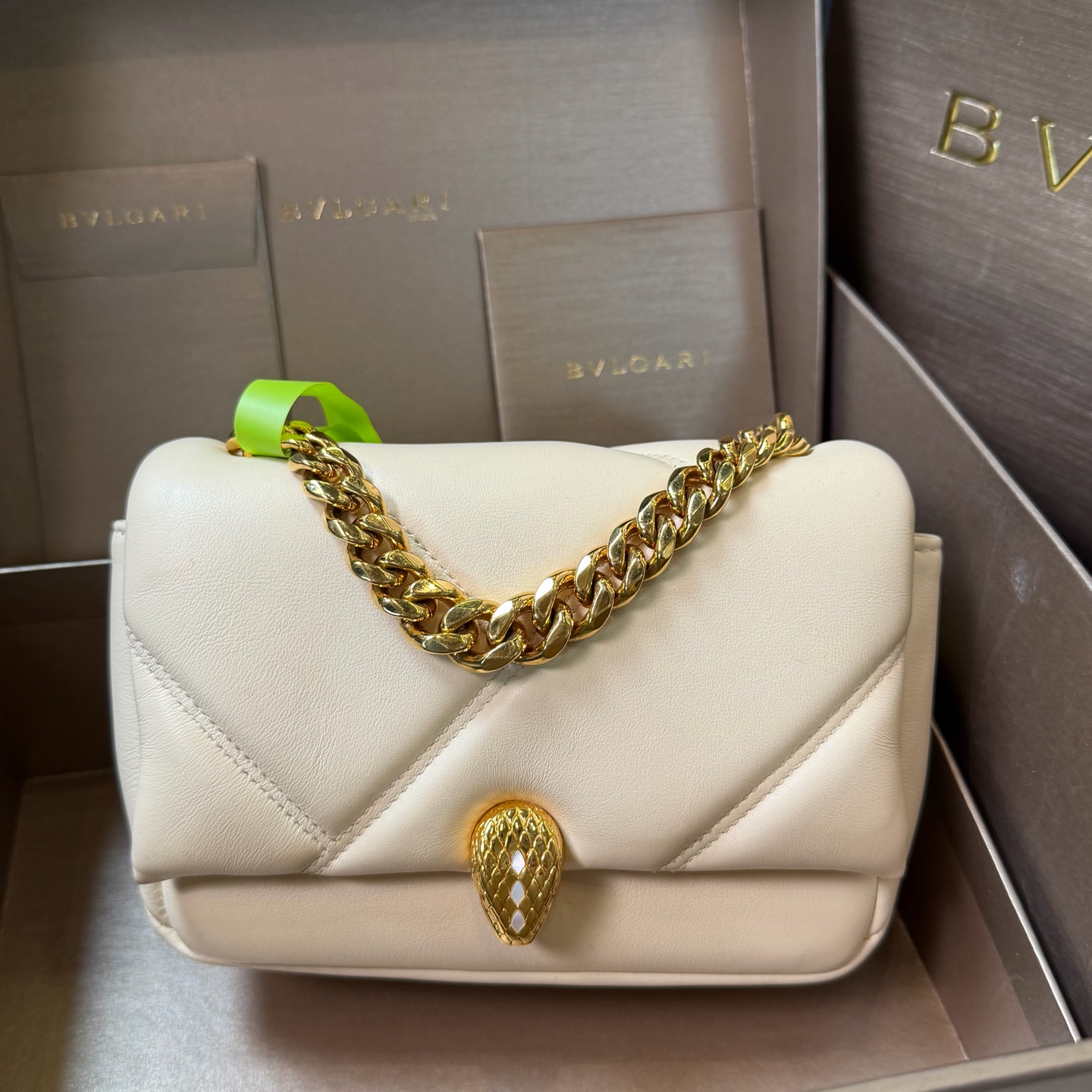 99新 BVLGARI/宝格丽 新款白色泡芙手提斜挎包 80972