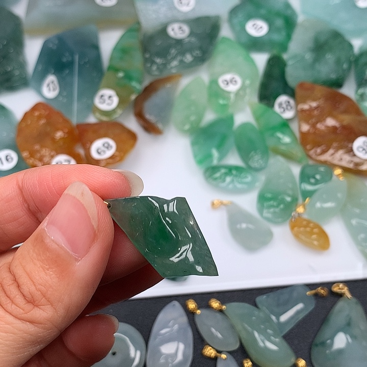 树***翡翠未镶嵌颈饰随型