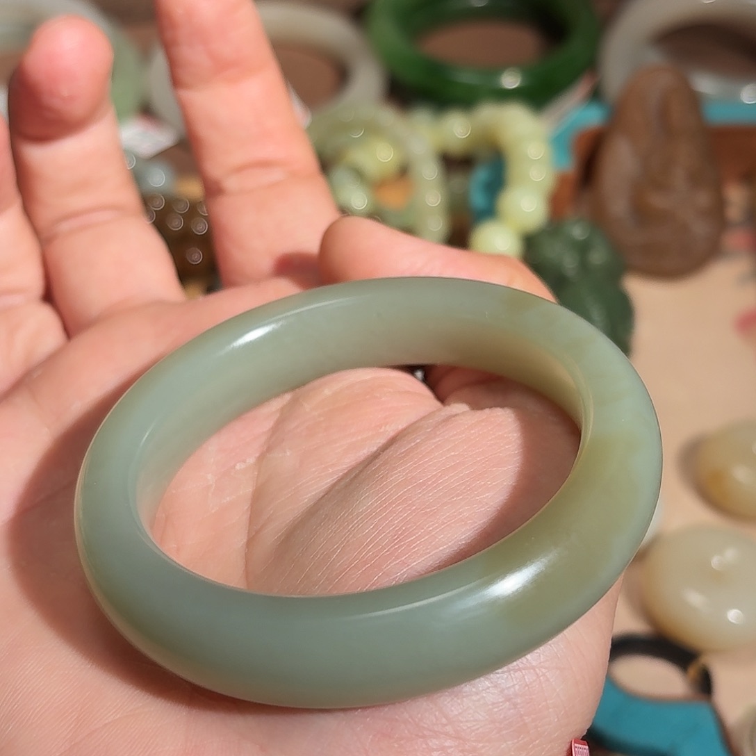 和田玉手镯未镶嵌爱****宝