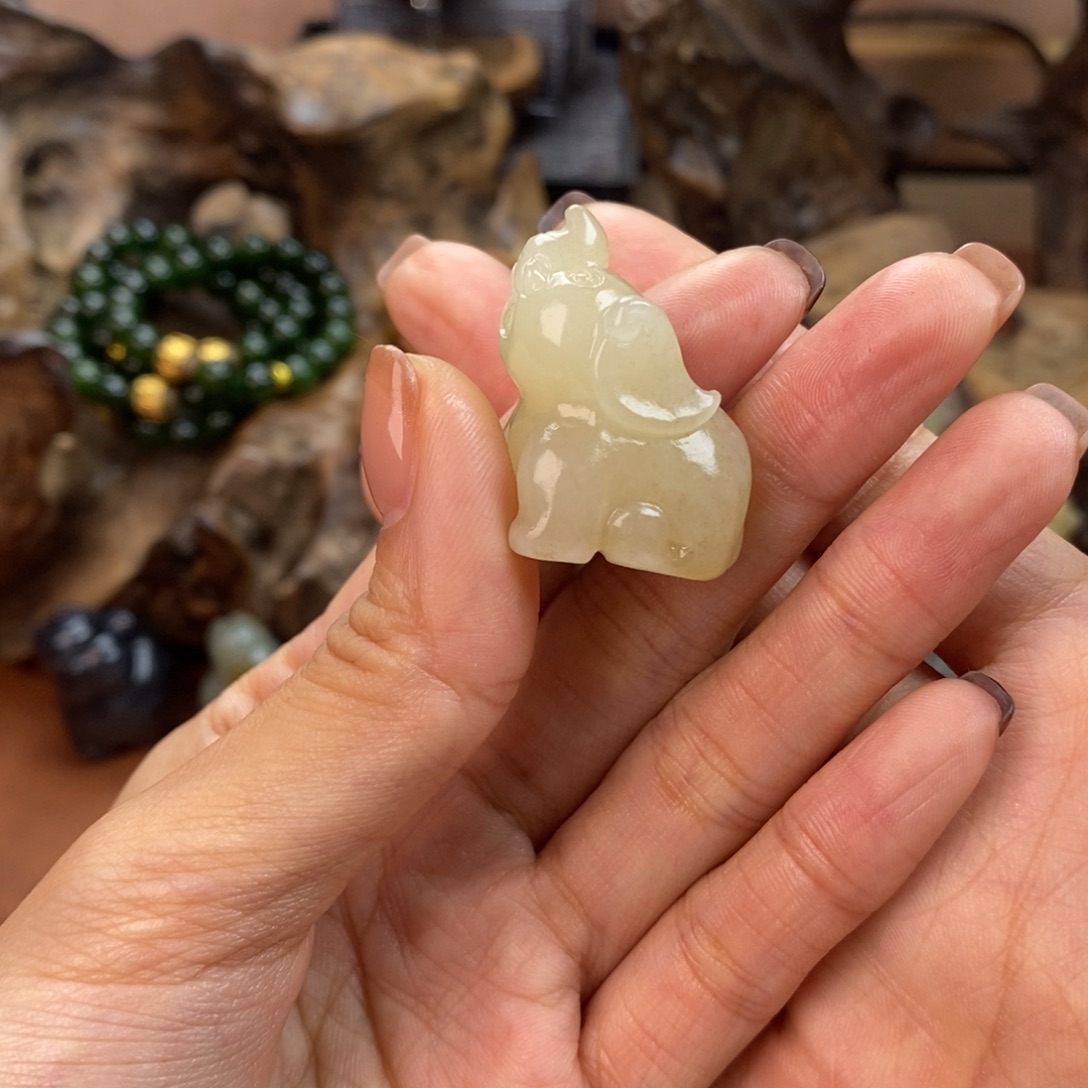 疯***癫和田玉未镶嵌颈饰