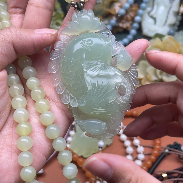 蛇纹石玉吊坠合金