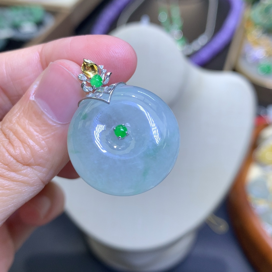 颈饰18K金镶嵌翡翠