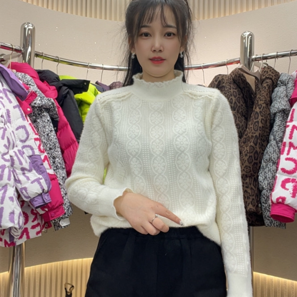 超美精致2025冬时尚半高领舒适钉珠水貂绒不起球打底衫