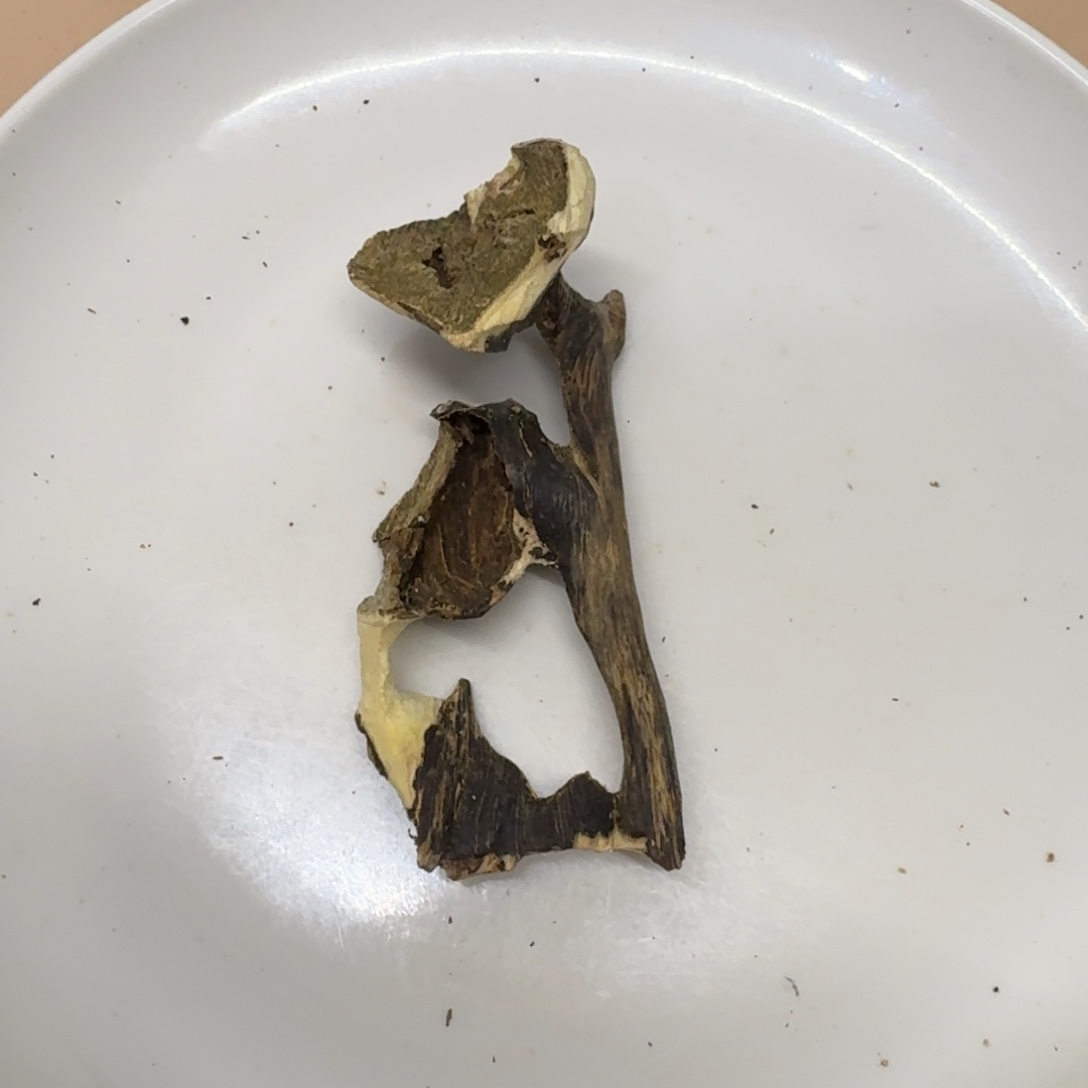 沉香碎屑沉香虎斑棋皮油壳子料9.9克