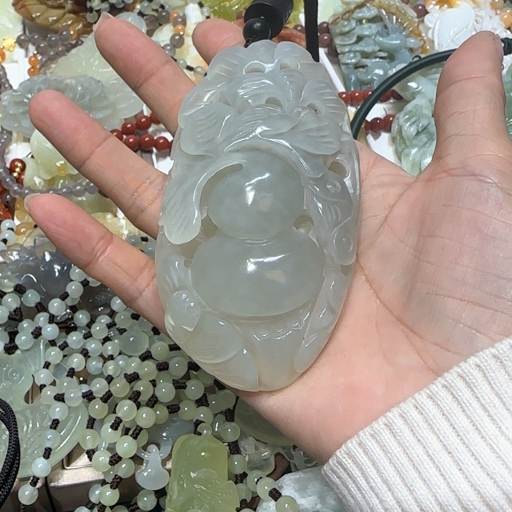 蛇纹石玉吊坠未镶嵌