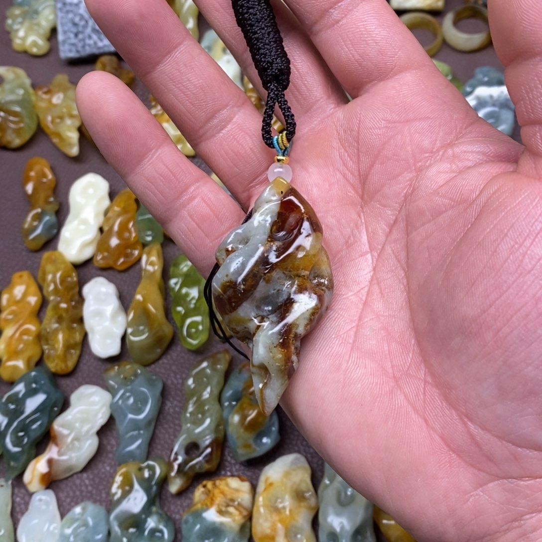 蛇纹石玉未镶嵌颈饰