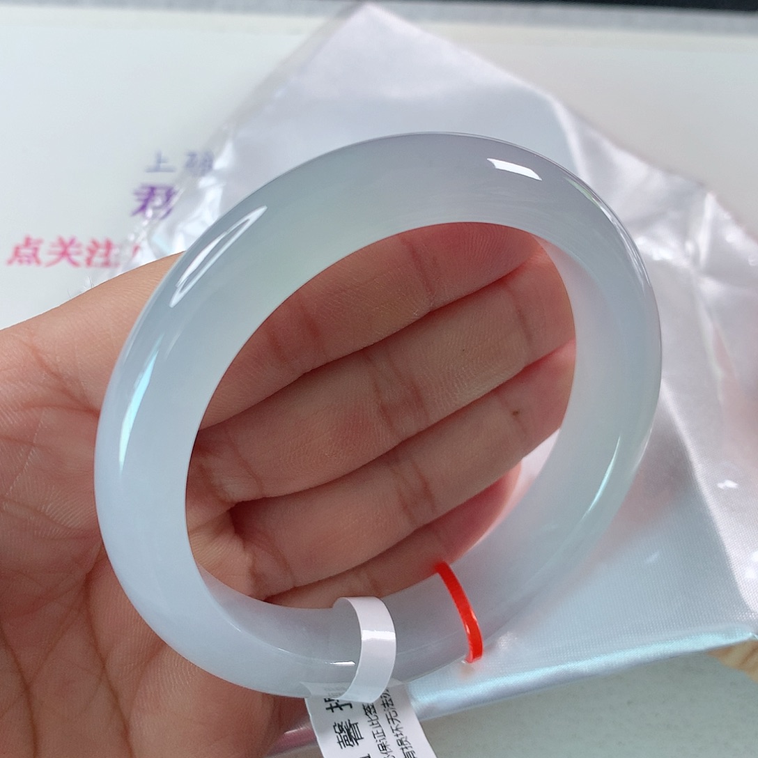 翡翠手镯未镶嵌玫*? 正圈
