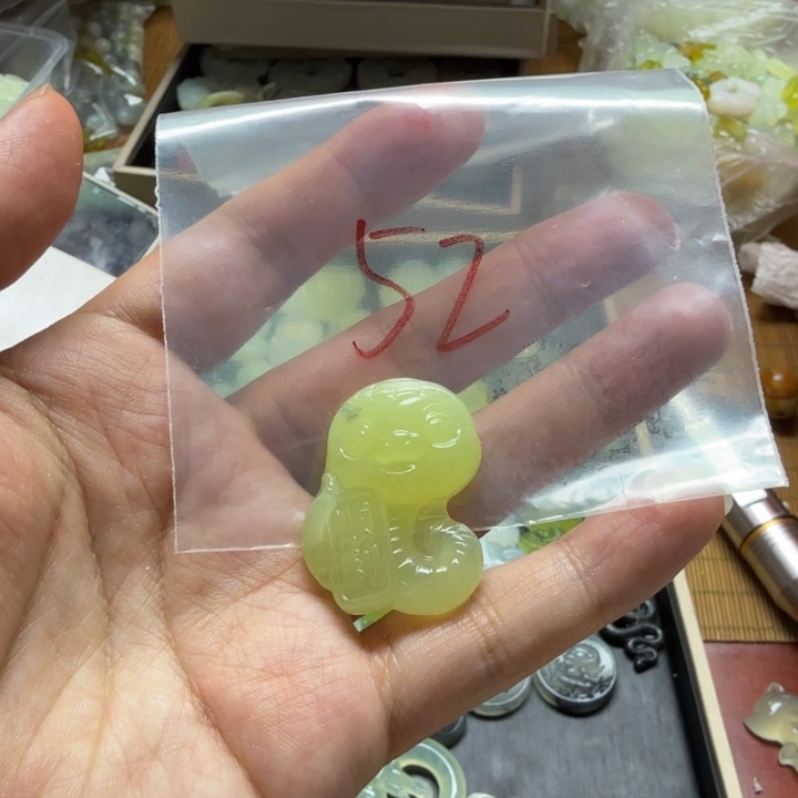 透闪石-蛇纹石玉吊坠未镶嵌