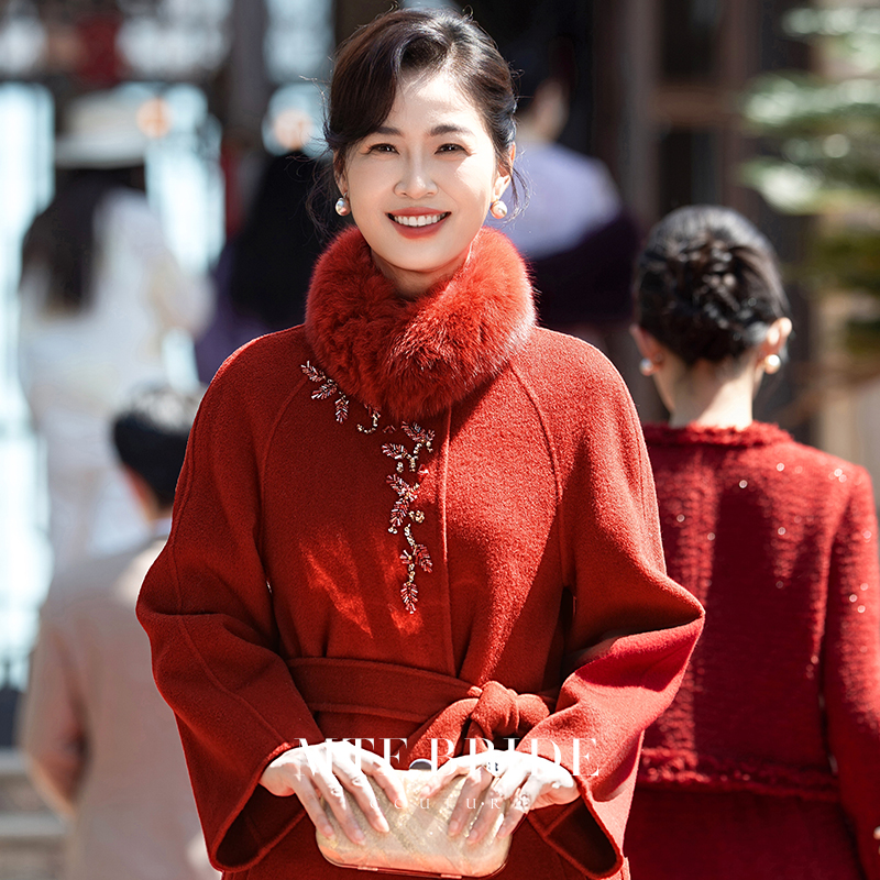 满庭芳华妈妈婚宴红色大衣真毛绒外套2025秋冬高端喜婆婆婚外套