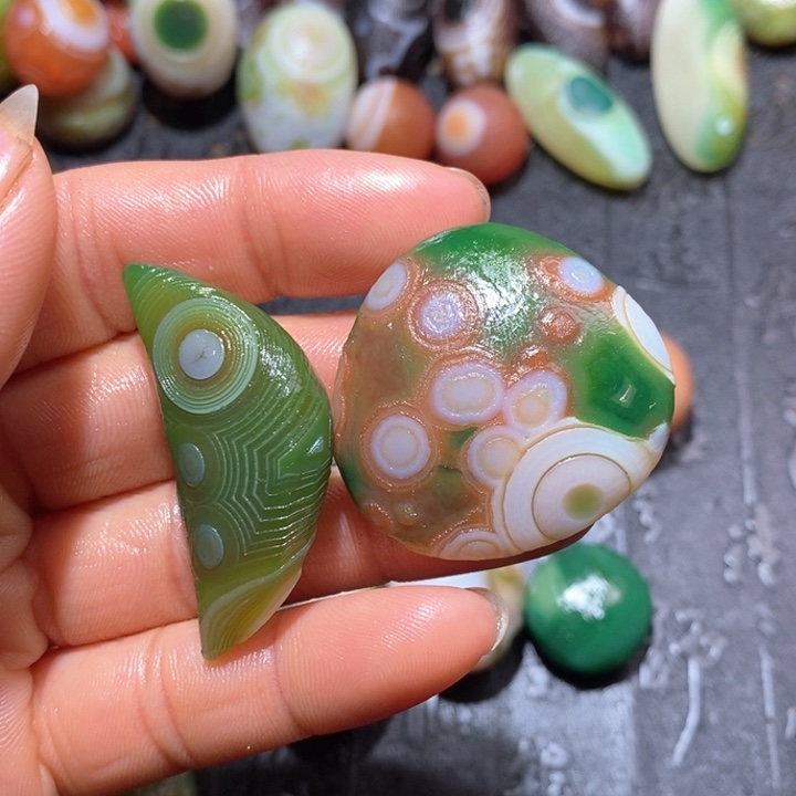 石英质玉颈饰未镶嵌是****悦