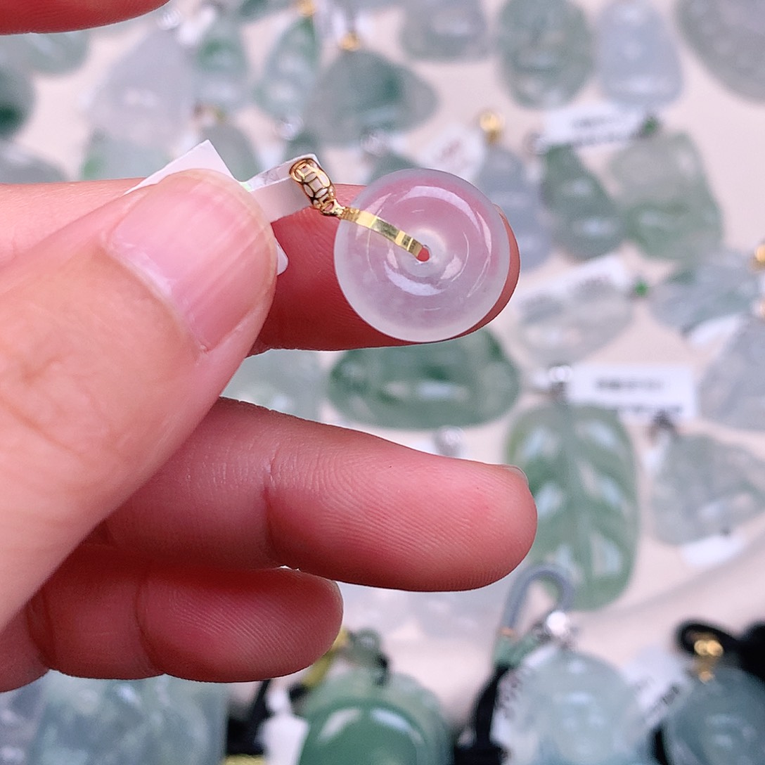 翡翠颈饰18K金镶嵌冰胶扣