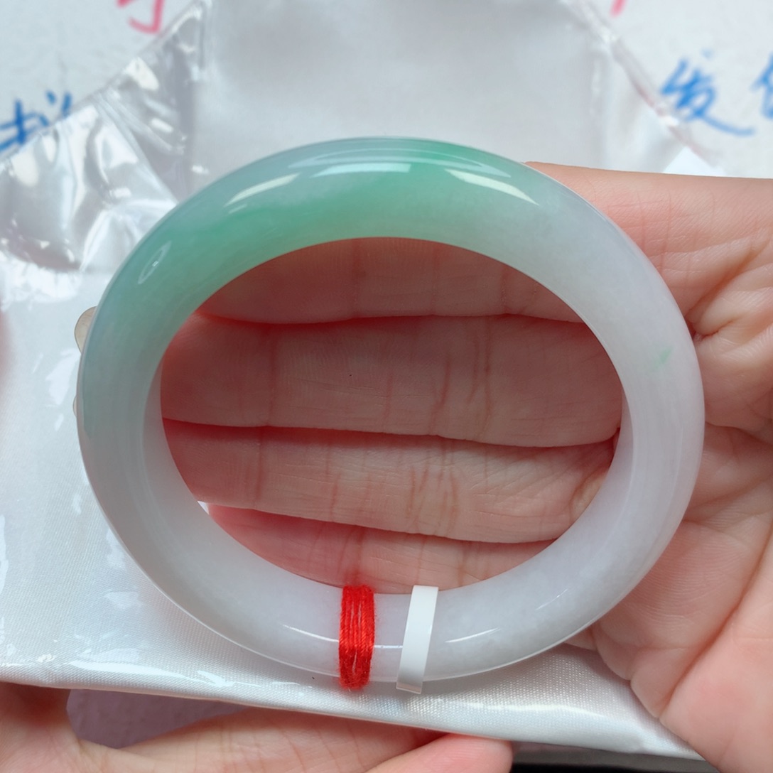 翡翠手镯未镶嵌54.7圈 白底青