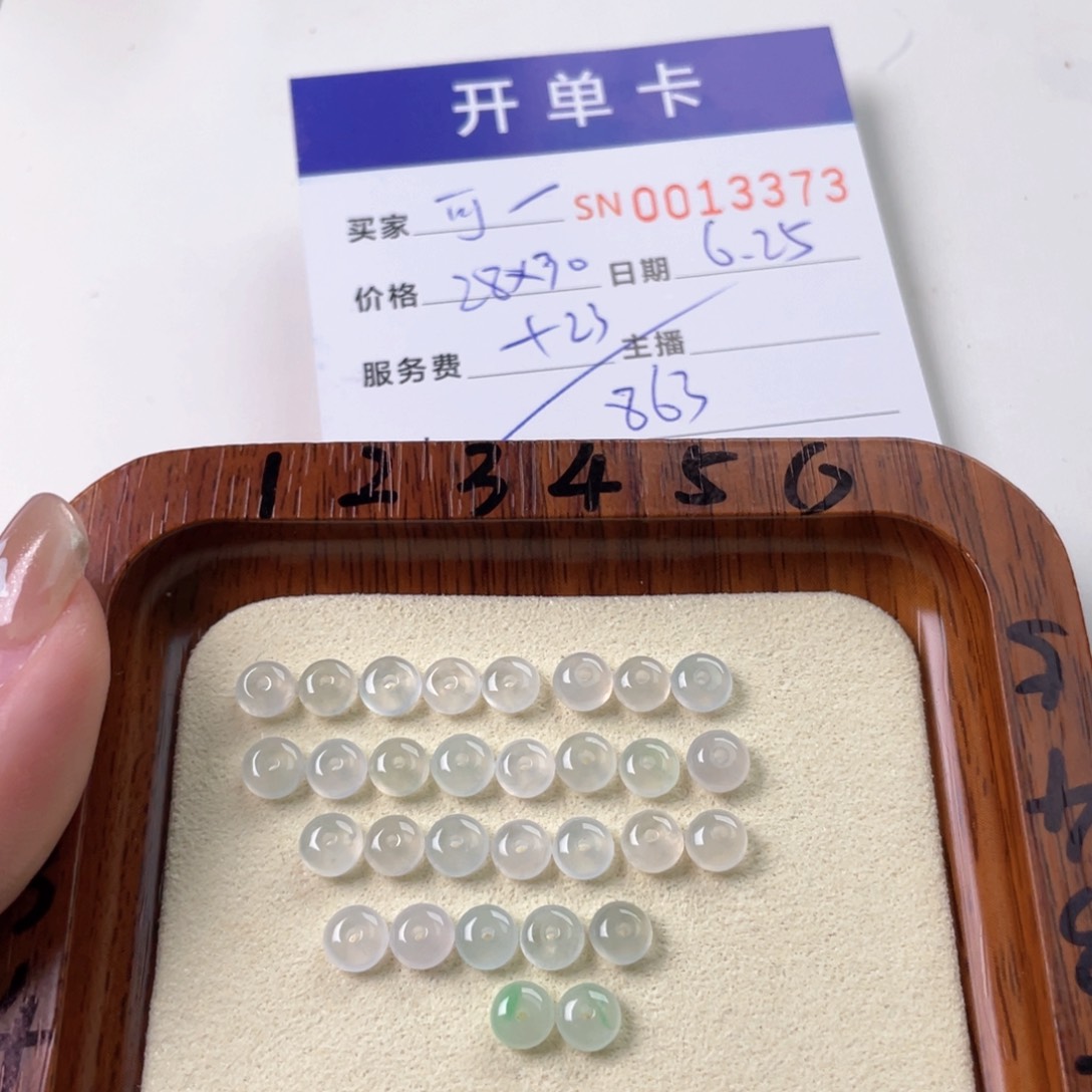 翡翠未镶嵌颈饰可*。