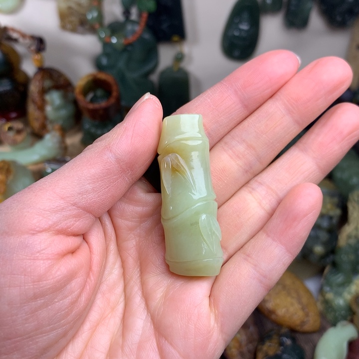 岫岩老玉（透闪石质玉）吊坠未镶嵌