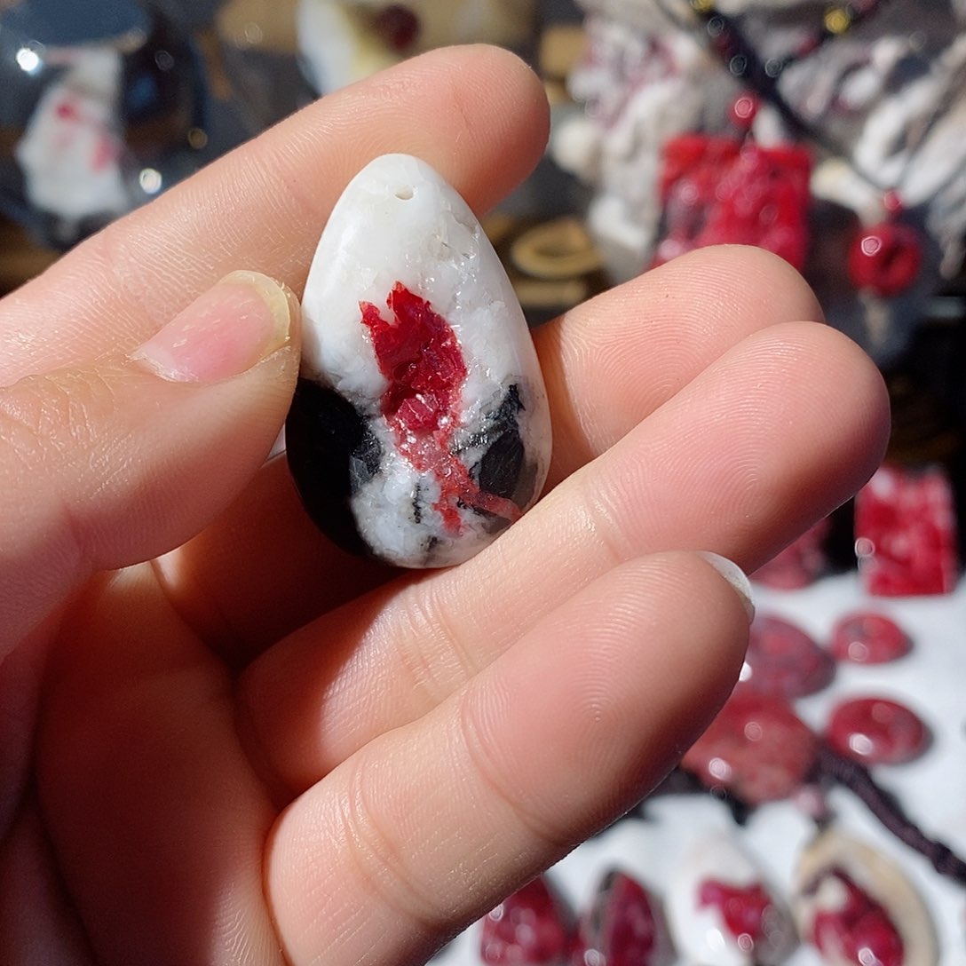 天然辰砂原石晶体吊坠