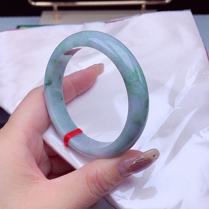 翡翠手镯未镶嵌翡翠