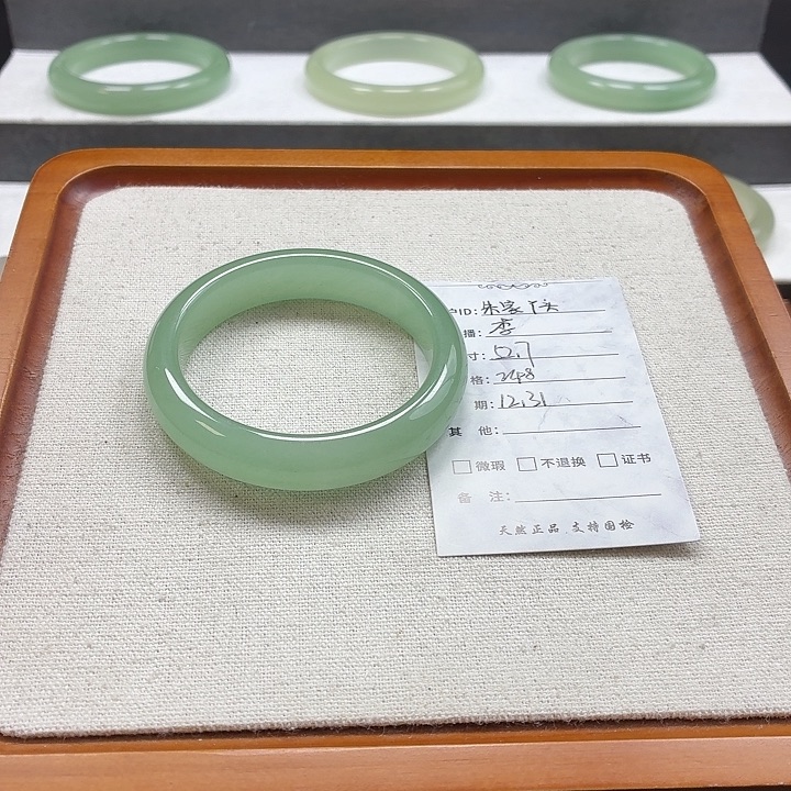 朱***头石英质玉未镶嵌手镯