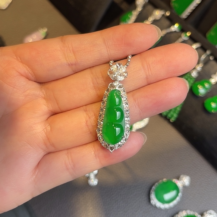 翡翠挂件18K金镶嵌福豆