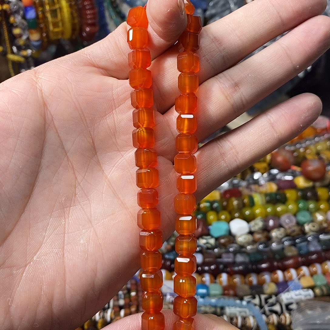 石英质玉未镶嵌，A品红玛瑙转切方糖8×8mm，