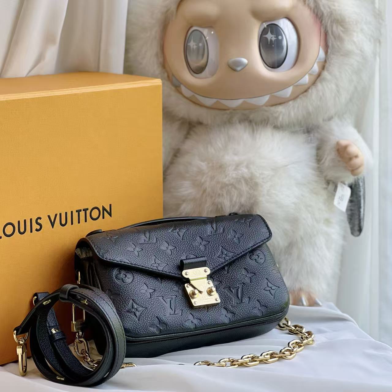 99新 LouisVuitton/路易威登 黑金全皮新款小邮差腋下单肩包 芯片