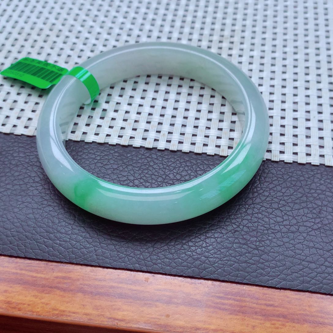翡翠未镶嵌手镯y**o翡翠