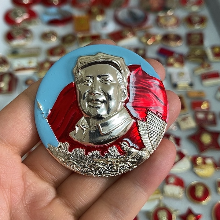 大***儿红色像章收藏像章