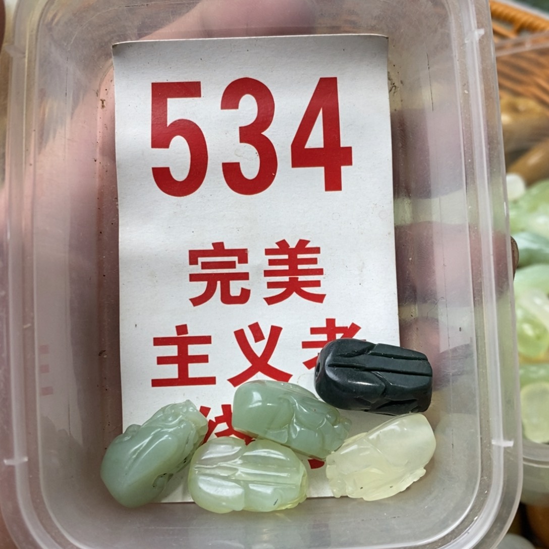 蛇纹石玉挂坠未镶嵌