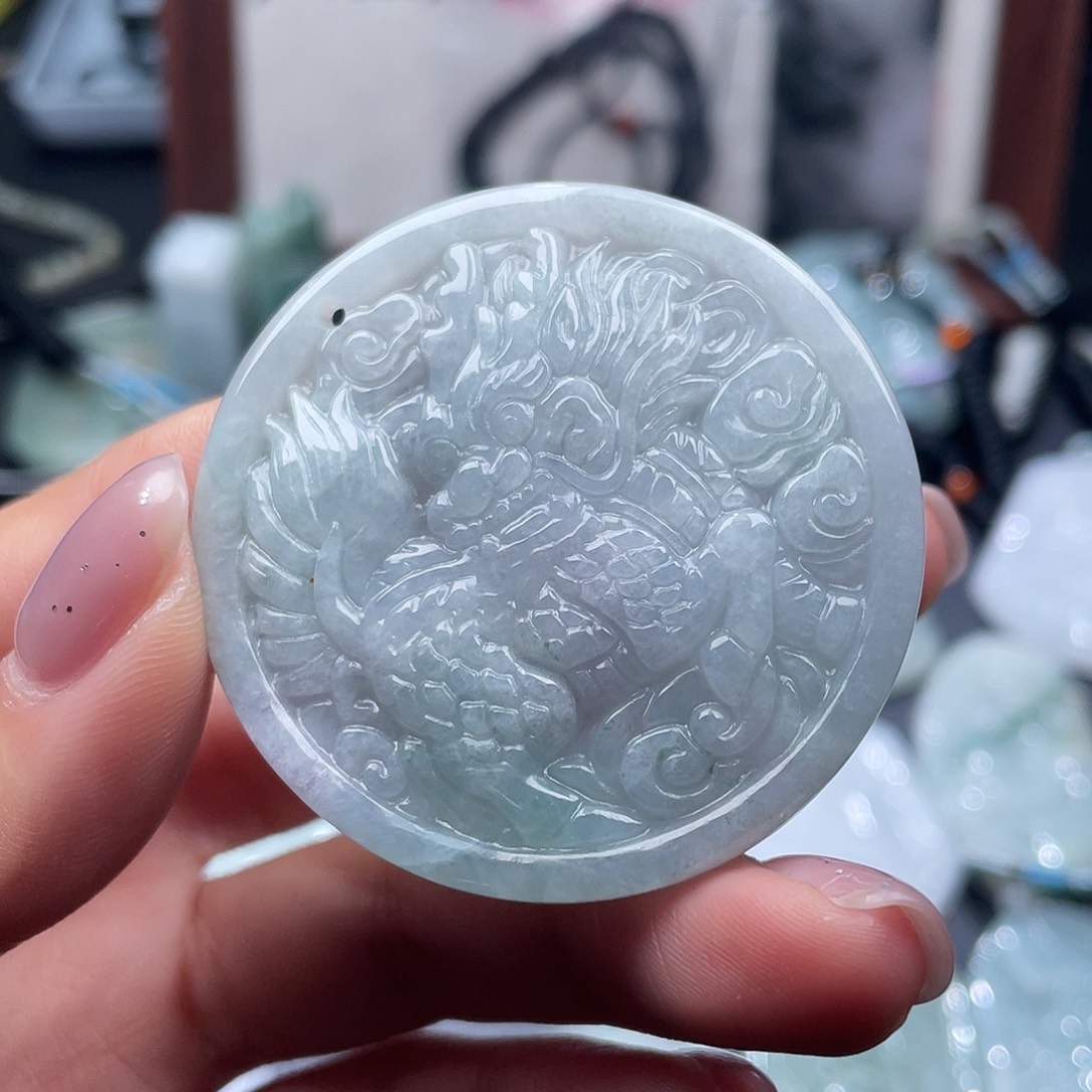 翡翠未镶嵌颈饰有纹