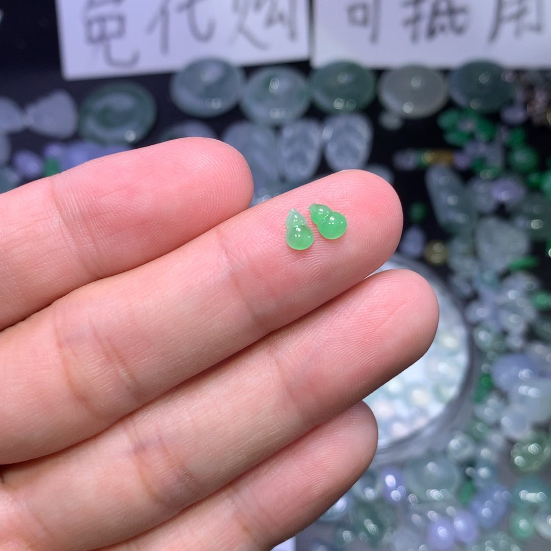 翡翠未镶嵌颈饰绿葫芦