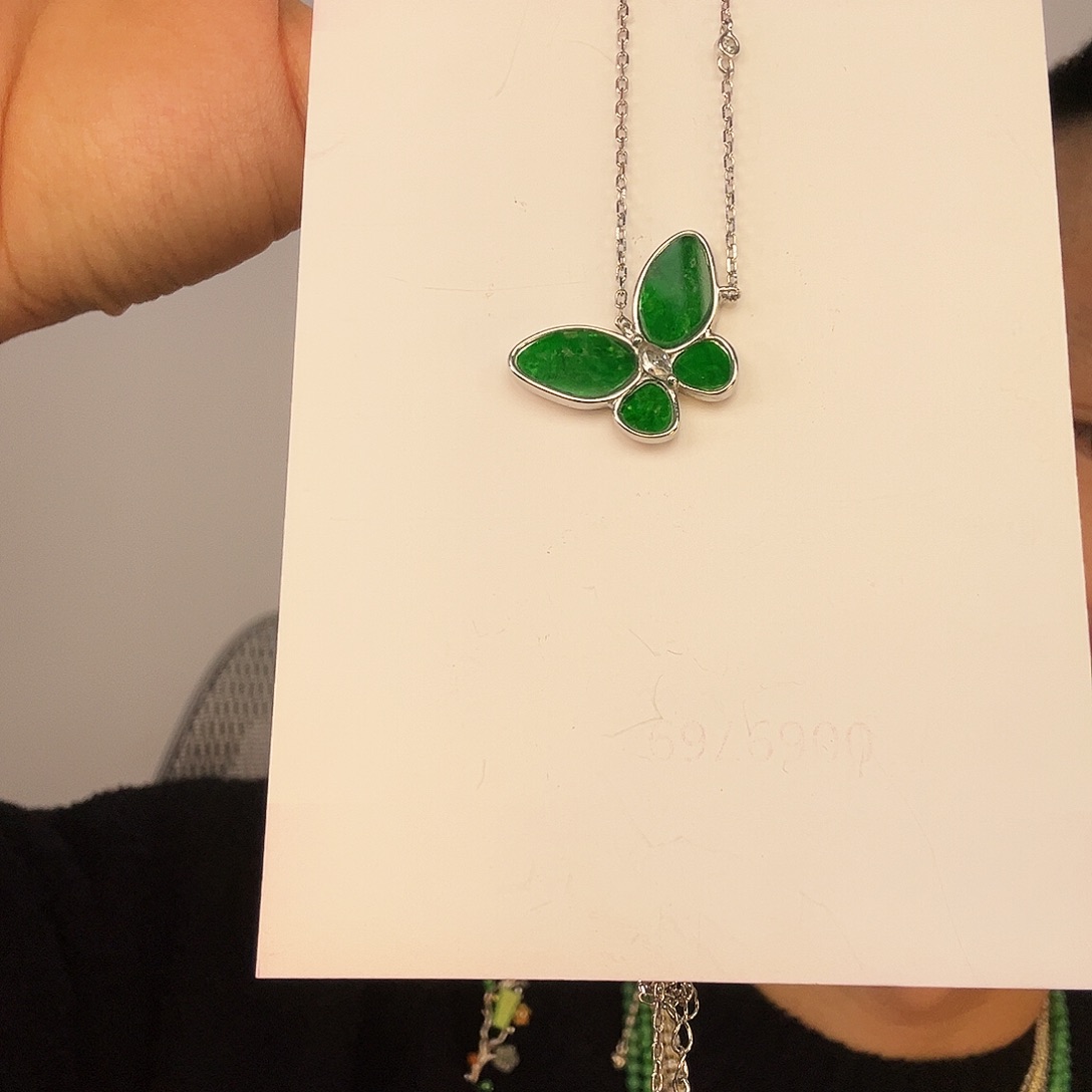 翡翠未镶嵌颈饰一件