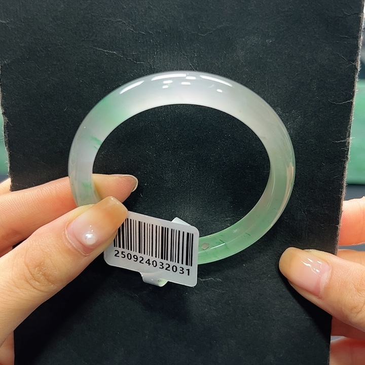 隔****石英质玉（非洲翠）未镶嵌手镯