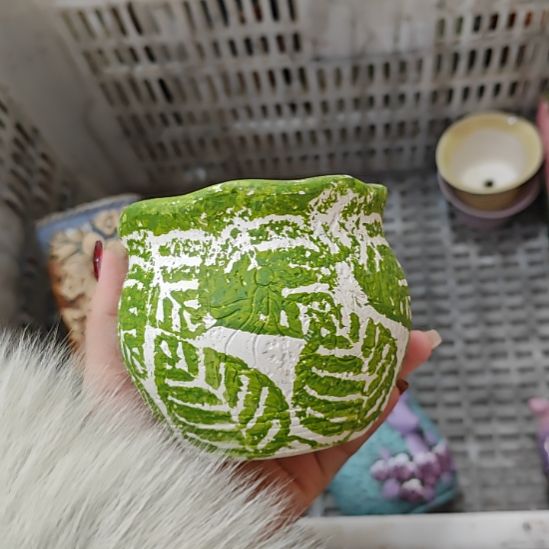 当场拍满15元发货不凑不发，花盆盆口不方不圆有针孔黑点是正常的，