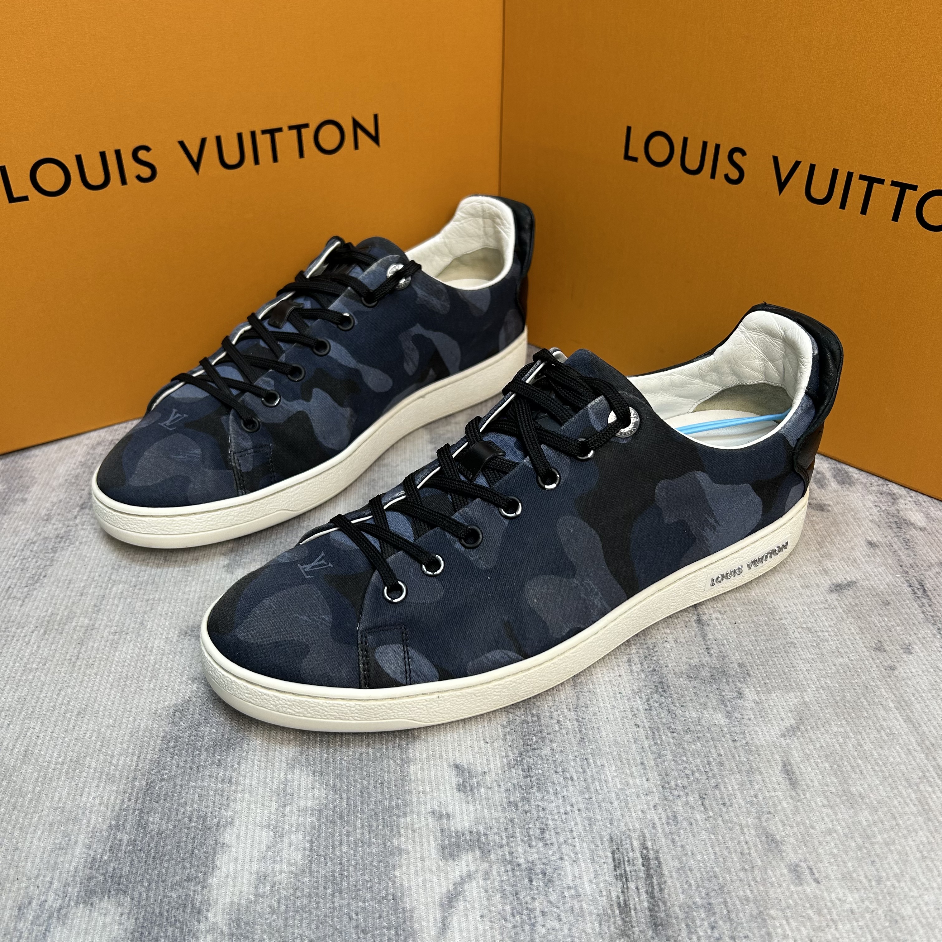 95新 LouisVuitton/路易威登 特价款布面迷彩时尚休闲板鞋/41欧码
