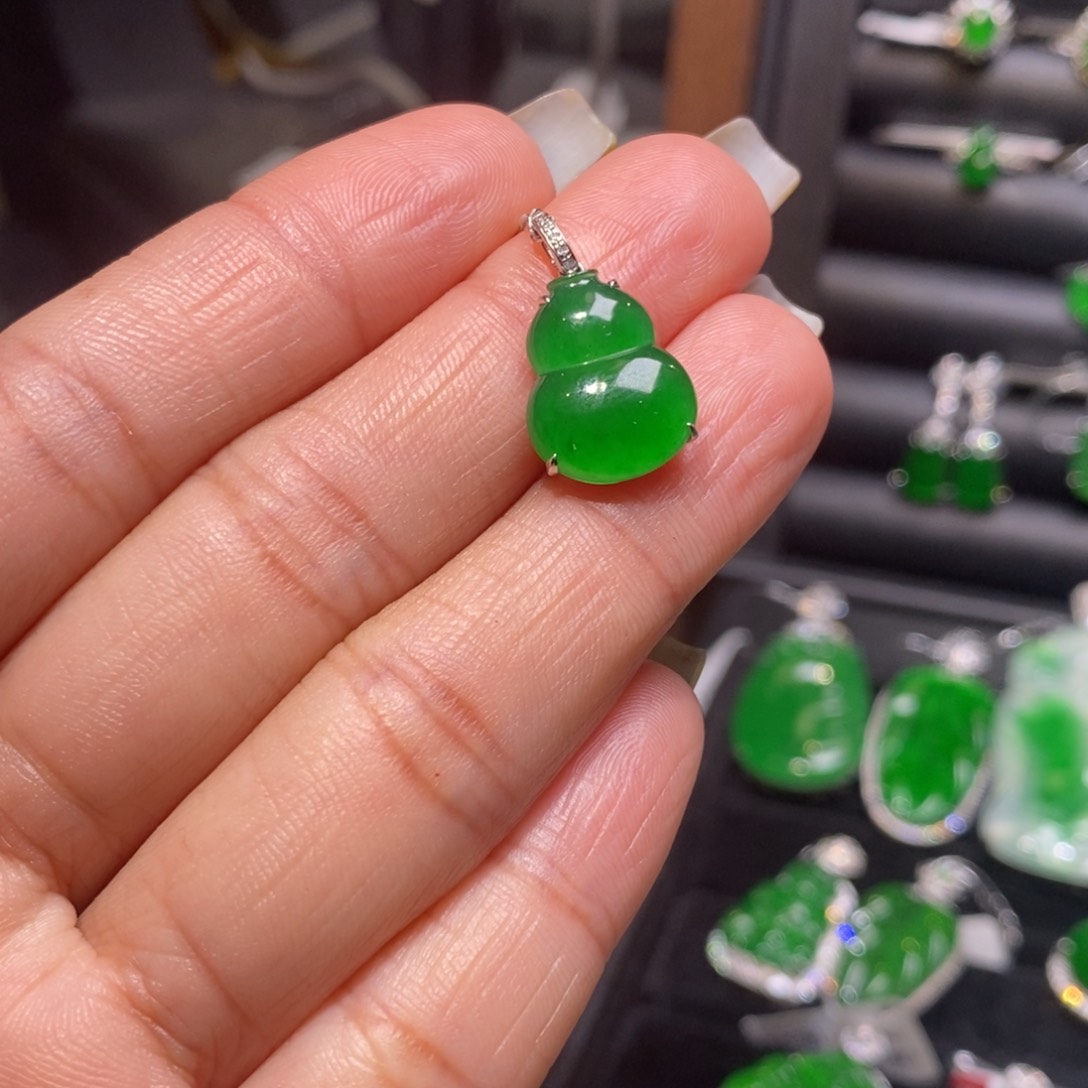 翡翠颈饰18K金镶嵌葫芦吊坠