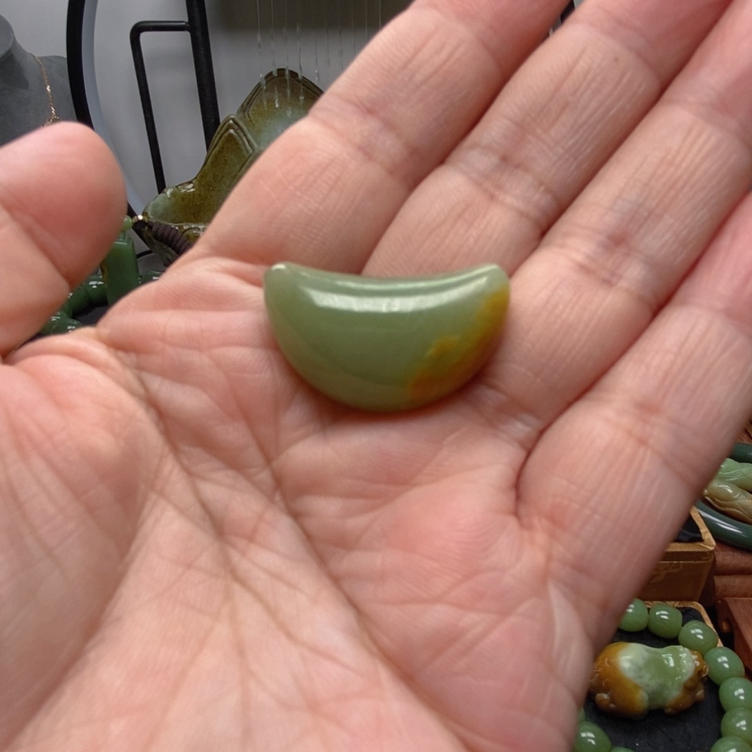 岫岩河磨玉（透闪石质玉）吊坠未镶嵌