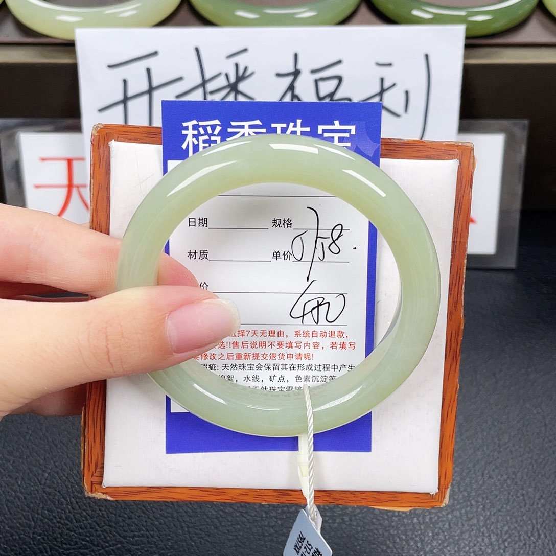 和田玉手镯未镶嵌