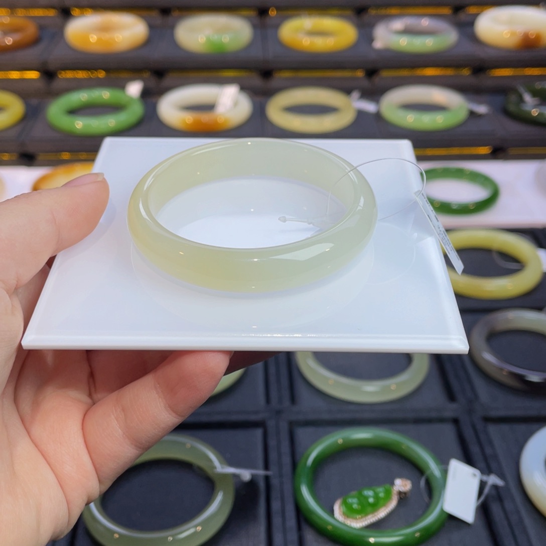 和田玉手镯未镶嵌蜂蜜水手镯52