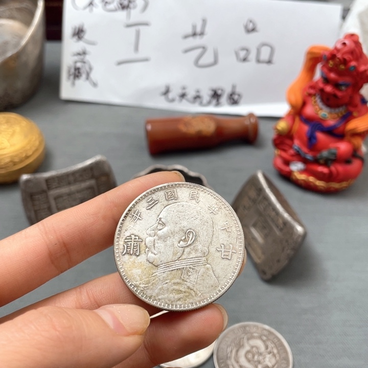 用***兰现代一枚工艺摆件