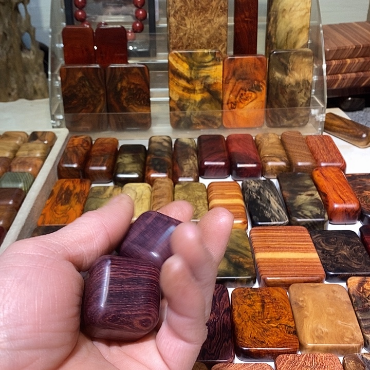 斯***撒香榧木木质哈把玩件58889